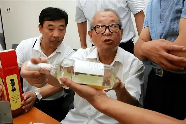 看到大街上高价回收老酒要注意了，可别随便上当了，里面都是猫腻